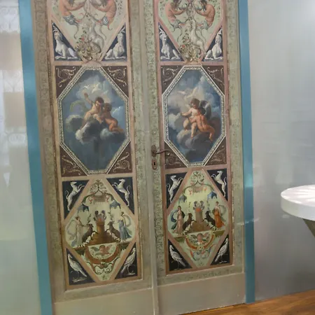 Leone D'autore - Chiaia 4*