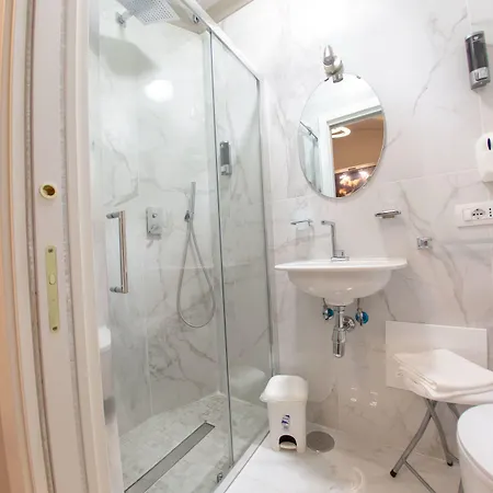 Πανσιόν Leone D'autore - Chiaia 4*