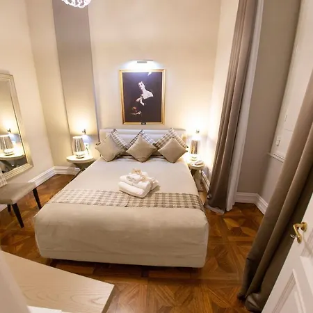 Leone D'autore - Chiaia Πανσιόν 4*