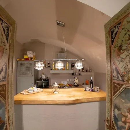 Leone D'autore - Chiaia 4*